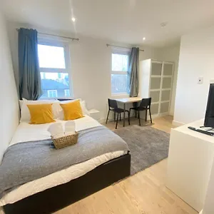 cozy-en-suite-near-stratford.brighton-hotels-england.com/